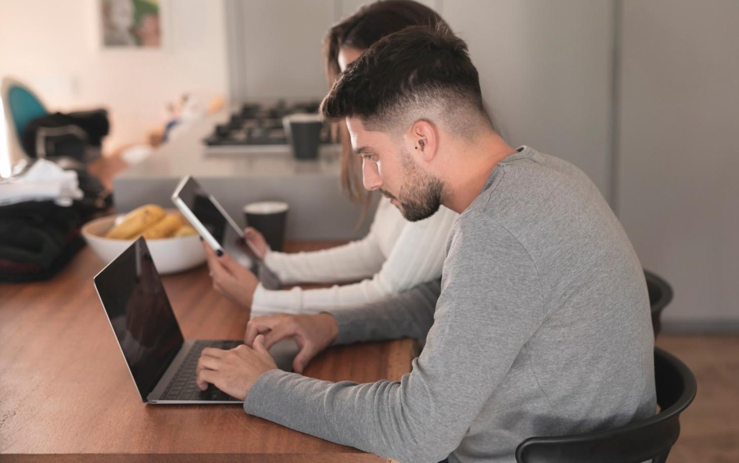 Person arbeitet an Finanzplanung am Laptop